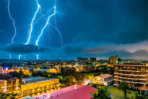 打雷入屋|大雨來襲「雷擊」如何防範？避雷姿勢怎麼做？室內又該注意什麼？